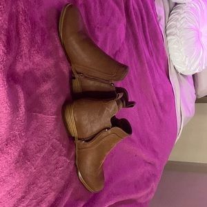 Never worn: mia boots in size  7 very cute and flattering!!